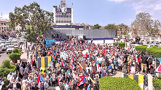 تحرك شعبي يعيد فتح مقرات المجلس الانتقالي بعدن